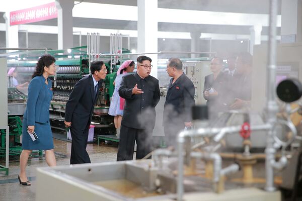 رهبر کوریای شمالی کیم جونگ اون در کارخانه برای تولید ابریشم در پیونگ یانگ - اسپوتنیک افغانستان  