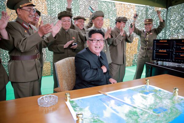 رهبر کوریای شمالی کیم جونگ اون در زمان پرتاب راکت - اسپوتنیک افغانستان  