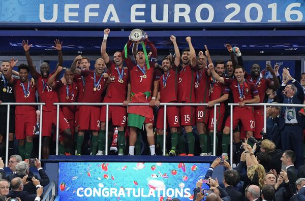 بازیکنان تیم پرتگال در مراسم اعطای جوایز مسابقات قهرمانی فوتبال 2016 اروپا - اسپوتنیک افغانستان  