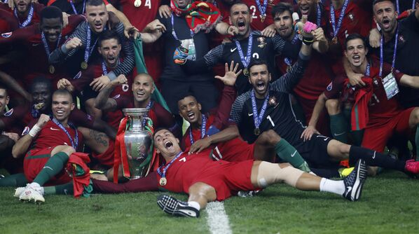 بازیکنان تیم ملی پرتگال بعد از پیروزی در جام قهرمانی فوتبال  2016 اروپا - اسپوتنیک افغانستان  
