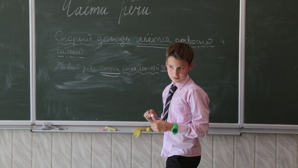 Ученик у доски на уроке русского языка в гимназии в Киеве - اسپوتنیک افغانستان  
