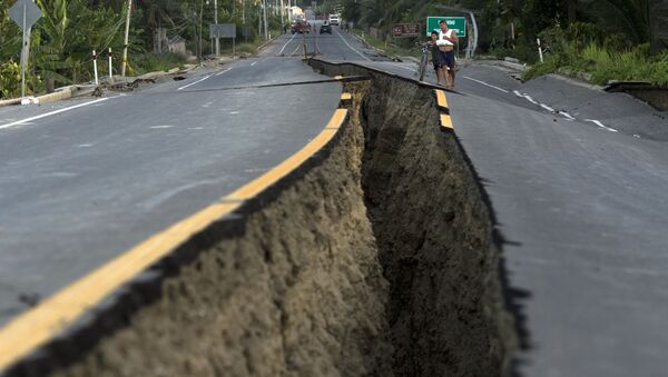 Расколотая пополам землетрясением дорога в Эквадоре - اسپوتنیک افغانستان  
