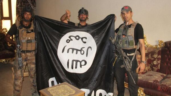 Иракские солдаты с флагом ИГ после освобождения города Эль-Фаллуджа - اسپوتنیک افغانستان  