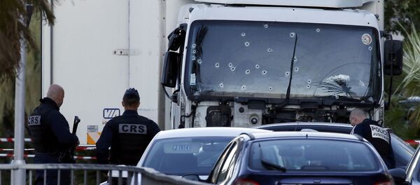 Полиция около грузовика, на котором был совершен теракт в Ницце - اسپوتنیک افغانستان  