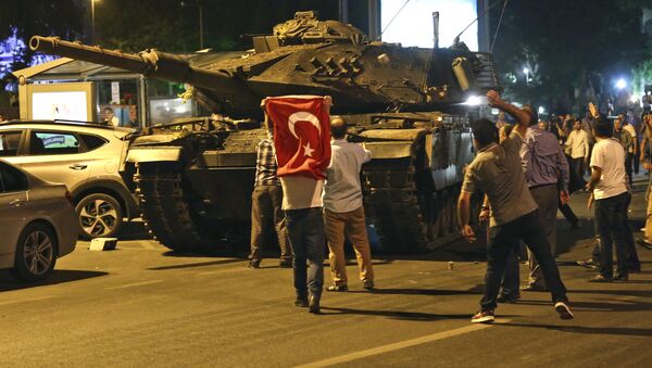 Люди пытаются остановить танк турецких военных в Анкаре - اسپوتنیک افغانستان  