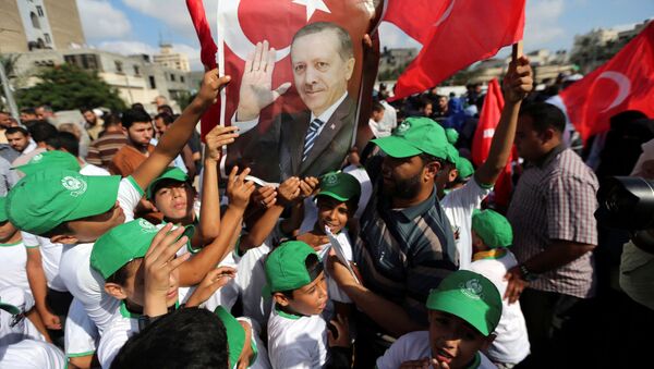 Палестинцы в секторе Газа с плакатами в поддержку Эрдогана после ночной попытки государственного переворота в Турции - اسپوتنیک افغانستان  