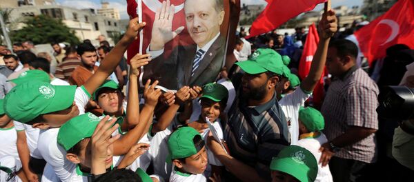 Палестинцы в секторе Газа с плакатами в поддержку Эрдогана после ночной попытки государственного переворота в Турции - اسپوتنیک افغانستان  