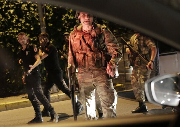 ارتش ترکیه تحت اسکورت پولیس ترکیه در استانبول میروند - اسپوتنیک افغانستان  