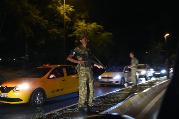 کارمندان نیروهای امنیتی ترکیه مسیر جاده پل بسفر در استانبول را بسته می کنند - اسپوتنیک افغانستان  