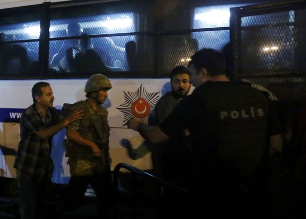 تسلیم شدن ارتش به پولیس در استانبول - اسپوتنیک افغانستان  