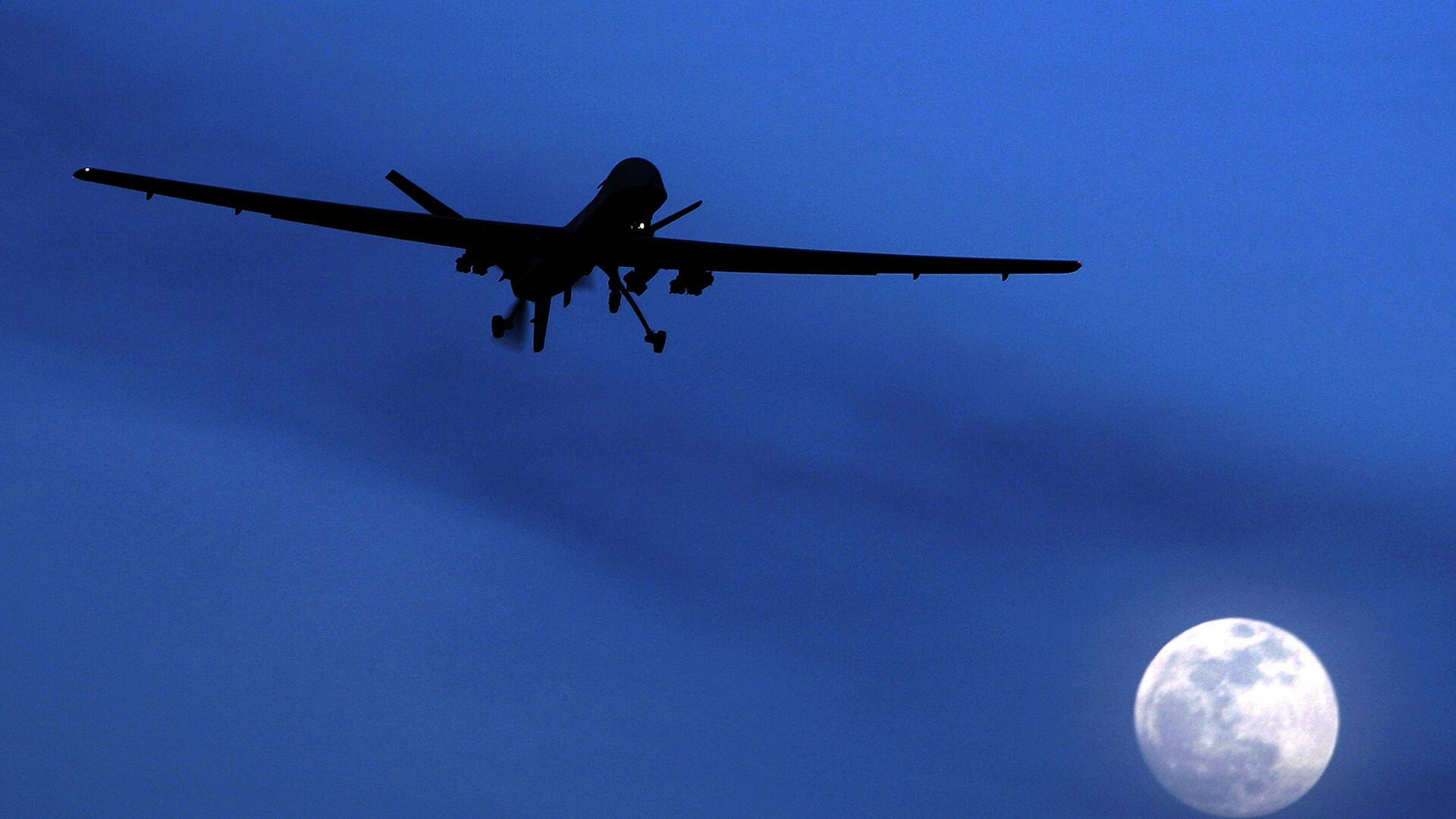 Беспилотный американский дрон летает над аэродром Кандагар, Южный Афганистан - اسپوتنیک افغانستان  , 1920, 03.09.2022