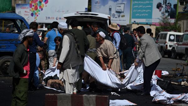 Люди несут тела убитых с места взрыва в Кабуле - اسپوتنیک افغانستان  