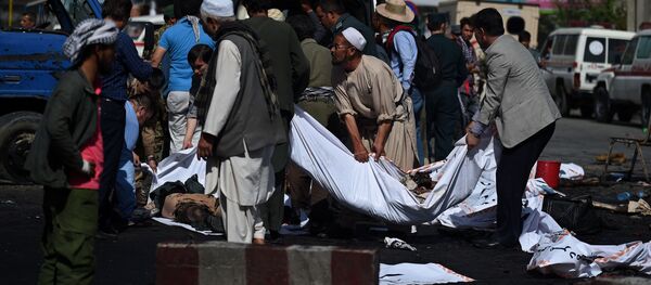 Люди несут тела убитых с места взрыва в Кабуле Люди несут тела убитых с места взрыва в Кабуле - اسپوتنیک افغانستان