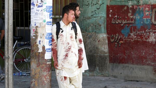 Мужчина в окровавленной одежде на месте теракта в Кабуле - اسپوتنیک افغانستان  