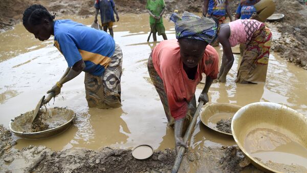 Рабочие добывают золото в Центральноафриканской Республике - اسپوتنیک افغانستان  