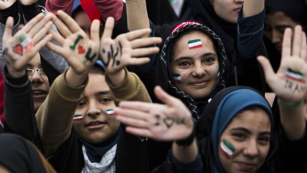 Иранские школьницы во время празднования 36-ой годовщины победы Исламской Революции в Иране - اسپوتنیک افغانستان  