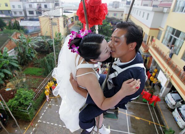 عروس داماد در میان دو بلند منزل در چین - اسپوتنیک افغانستان  