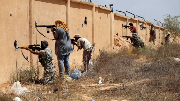 Ливийские военные, лояльные новому правительству, меняют снаряды во время сражения с боевиками ИГИЛ в Сирте - اسپوتنیک افغانستان  