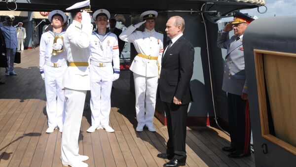 Президент России Владимир Путин во время посещения крейсера Аврора в Санкт-Петербурге - اسپوتنیک افغانستان  