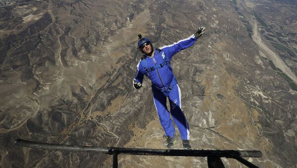 Американский скайдайвер Люк Айкинс во время прыжка без парашюта в Калифорнии - اسپوتنیک افغانستان  