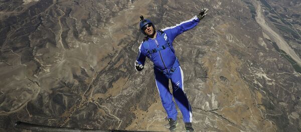 یک مرد با پرش از ارتفاع 70 متری برای تر کردن کلچه در پیاله چای رکورد ثبت کرد - اسپوتنیک افغانستان  