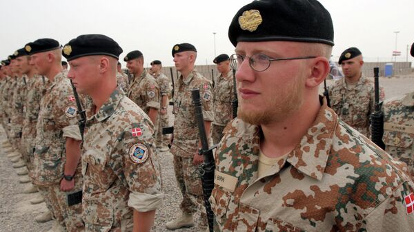 Danish soldiers stand guard during a ceremony to mark transfer of control of a British military base, in Basra, Iraq, Tuesday, April 24, 2007 - اسپوتنیک افغانستان  