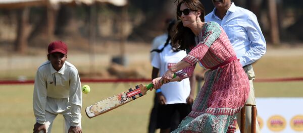 Герцогиня Кембриджская Кэтрин за игрой в крикет в Мумбаи, Индия Герцогиня Кембриджская Кэтрин за игрой в крикет в Мумбаи, Индия - اسپوتنیک افغانستان