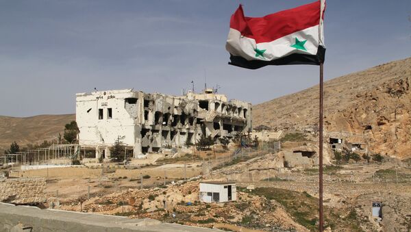 Сирийский флаг на фоне разрушенного дома в сирийском городе Маалюля - اسپوتنیک افغانستان  