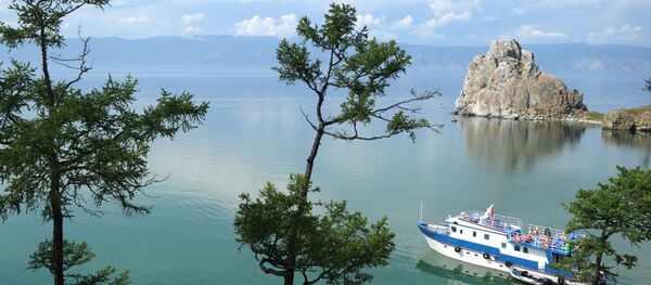 Судно плывет по озеру Байкал возле острова Ольхон Судно плывет по озеру Байкал возле острова Ольхон - اسپوتنیک افغانستان