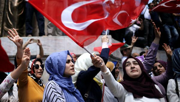 Сторонники президента Турции Тайипа Эрдогана в парке Стамбула - اسپوتنیک افغانستان  