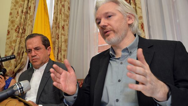 In this Aug. 18, 2014, file photo, Ecuador's Foreign Minister Ricardo Patino, left, and WikiLeaks founder Julian Assange speak during a news conference inside the Ecuadorian Embassy in London. - اسپوتنیک افغانستان  