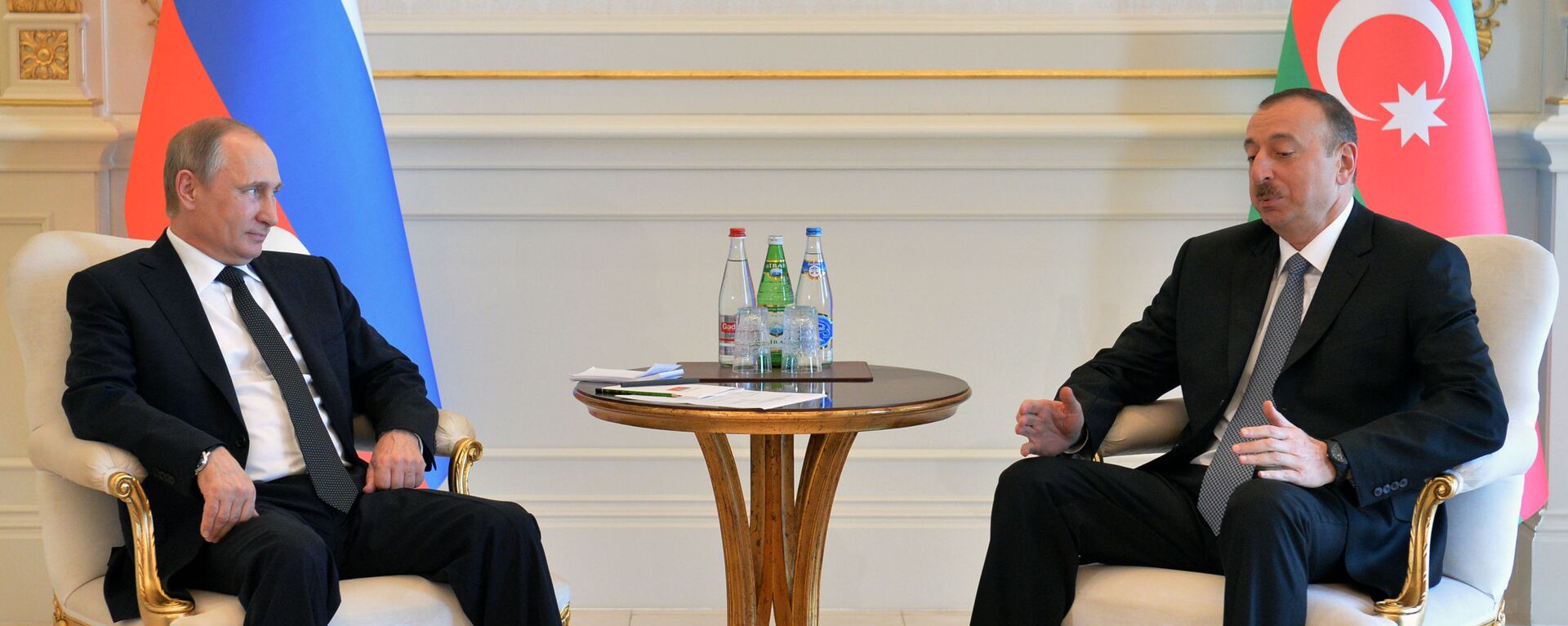 Президент России Владимир Путин (слева) и президент Азербайджана Ильхам Алиев во время встречи в государственной резиденции Загульба - اسپوتنیک افغانستان  , 1920, 15.10.2021