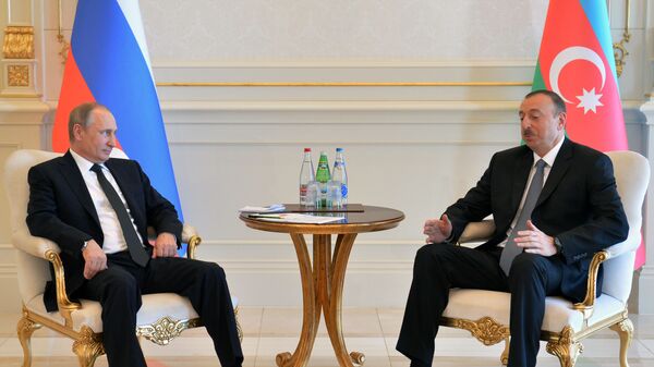 Президент России Владимир Путин (слева) и президент Азербайджана Ильхам Алиев во время встречи в государственной резиденции Загульба - اسپوتنیک افغانستان  