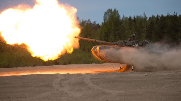 Танк Т-80 во время Гонки героев в Ленинградской области - اسپوتنیک افغانستان  