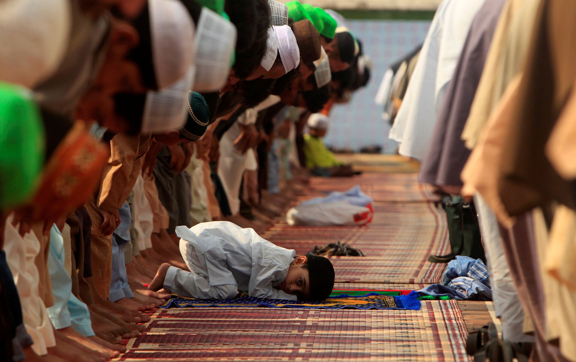 Ночная молитва мусульман. Мусульманин молится. Намаз в Пакистане. Мусульмане молятся в мечети. Люди в мечети.