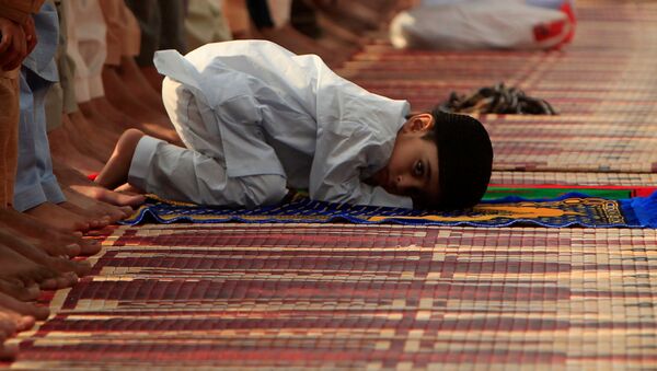 Мальчик на праздновании Ураза-байрам в мечети Джамия Масджид в Пакистане - اسپوتنیک افغانستان  
