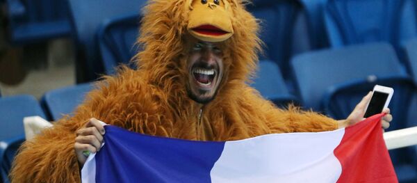 Болельщик сборной Франции во время соревнований по плаванию на Олимпийском водном стадионе в Рио-де-Жанейро Болельщик сборной Франции во время соревнований по плаванию на Олимпийском водном стадионе в Рио-де-Жанейро - اسپوتنیک افغانستان