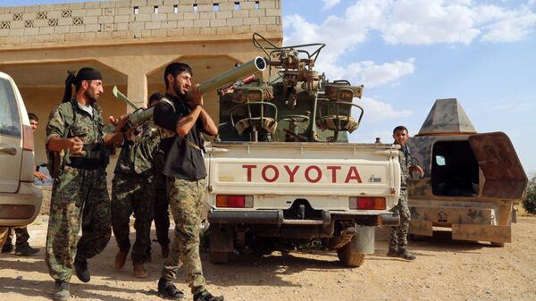 Отряд из курдских и арабских военных перед наступлением на город Манбидж в Сирии - اسپوتنیک افغانستان  