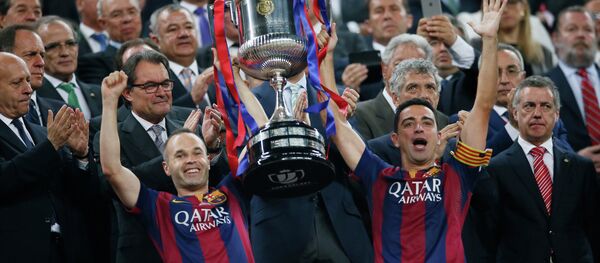 Football - Athletic Bilbao v FC Barcelona - Spanish King's Cup Final - Nou Camp - Barcelona, Spain - 30/5/15 Barcelona's Andres Iniesta and Xavi lift the trophy after winning the Spanish King's Cup Final Football - Athletic Bilbao v FC Barcelona - Spanish King's Cup Final - Nou Camp - Barcelona, Spain - 30/5/15 Barcelona's Andres Iniesta and Xavi lift the trophy after winning the Spanish King's Cup Final - اسپوتنیک افغانستان
