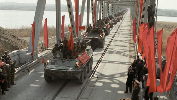 Последняя колонна советских войск из Афганистана пересекает границу СССР - اسپوتنیک افغانستان  