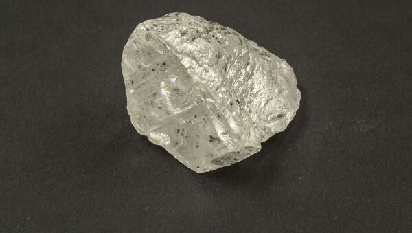 Алмаз массой 136,24 карата, добытый компанией АЛРОСА из трубки Нюрбинская - اسپوتنیک افغانستان  