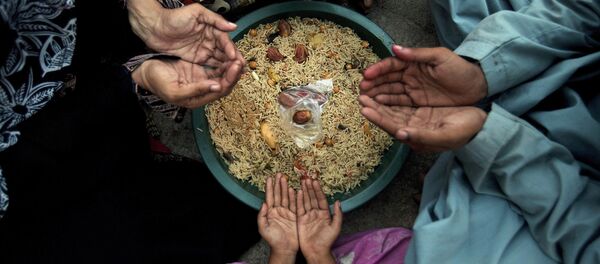 Семья за молитвой перед трапезой во время священного месяца Рамадан в Карачи, Пакистан Семья за молитвой перед трапезой во время священного месяца Рамадан в Карачи, Пакистан - اسپوتنیک افغانستان