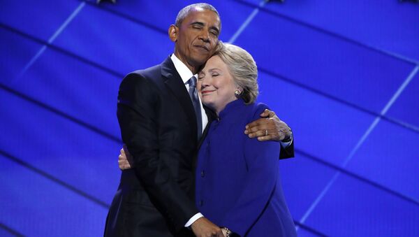 Барак Обама на съезде Демократической партии страны обнимает Хиллари Клинтон - اسپوتنیک افغانستان  