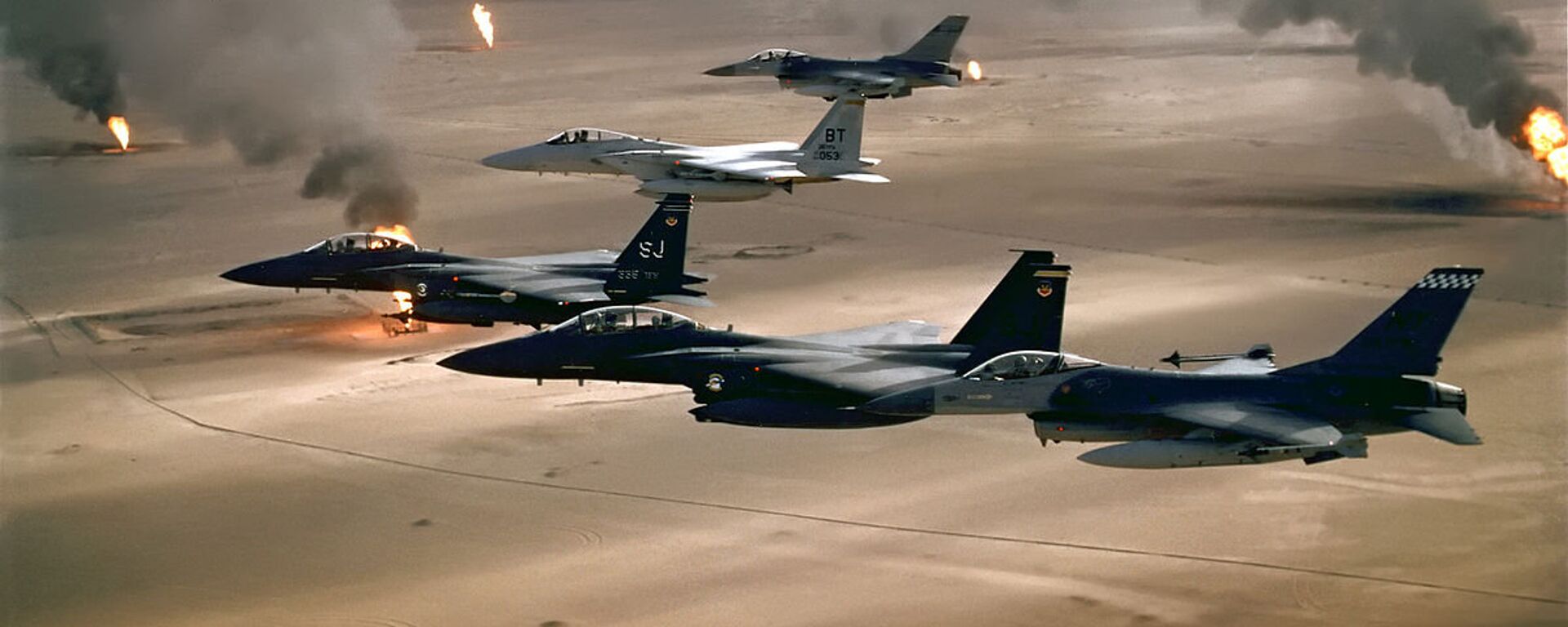 USAF aircraft of the 4th Fighter Wing (F-16, F-15C and F-15E) fly over Kuwaiti oil fires, set by the retreating Iraqi army during Operation Desert Storm in 1991 - اسپوتنیک افغانستان  , 1920, 22.05.2023