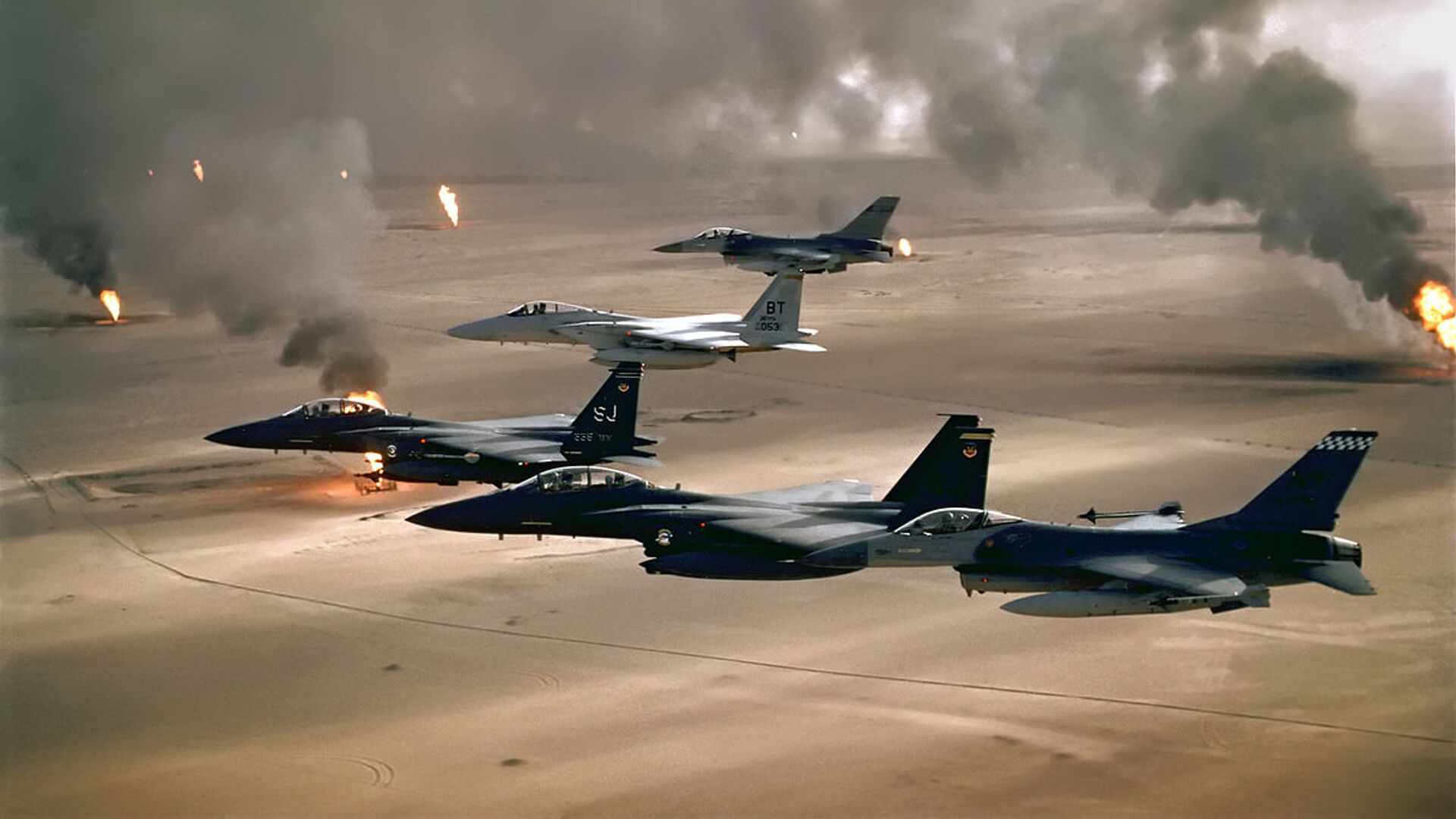 USAF aircraft of the 4th Fighter Wing (F-16, F-15C and F-15E) fly over Kuwaiti oil fires, set by the retreating Iraqi army during Operation Desert Storm in 1991 - اسپوتنیک افغانستان  , 1920, 26.01.2023