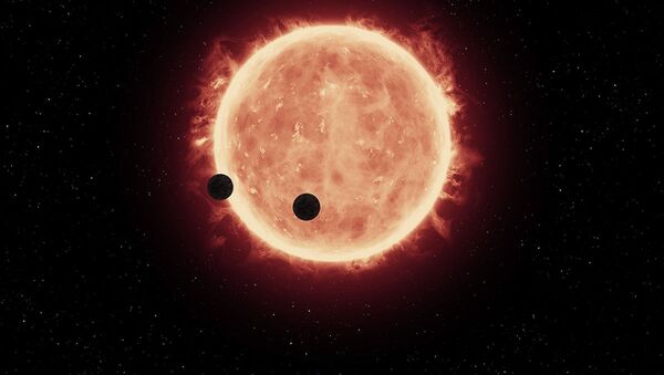 Художественное изображение двух планет TRAPPIST-1b and TRAPPIST-1c на фоне звезды Красный карлик - اسپوتنیک افغانستان  