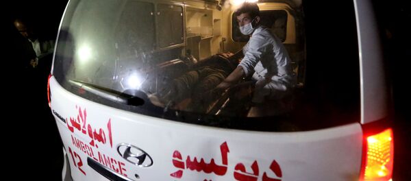 Раненый в скорой помощи после атаки на Американский университет в Кабуле Раненый в скорой помощи после атаки на Американский университет в Кабуле - اسپوتنیک افغانستان