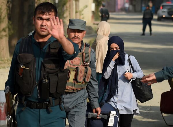 تخلیه دانشجویان دانشگاه امریکایی بعد از حملات در کابل - اسپوتنیک افغانستان  