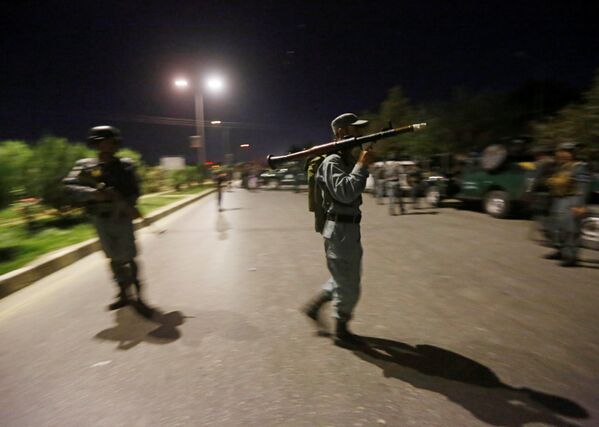 پولیس افغانستان در محافظت پس از حمله بر دانشگاه امریکایی در کابل - اسپوتنیک افغانستان  