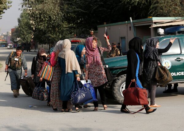 دانشجویان نجات یافته پس از حمله بر دانشگاه امریکایی در کابل - اسپوتنیک افغانستان  